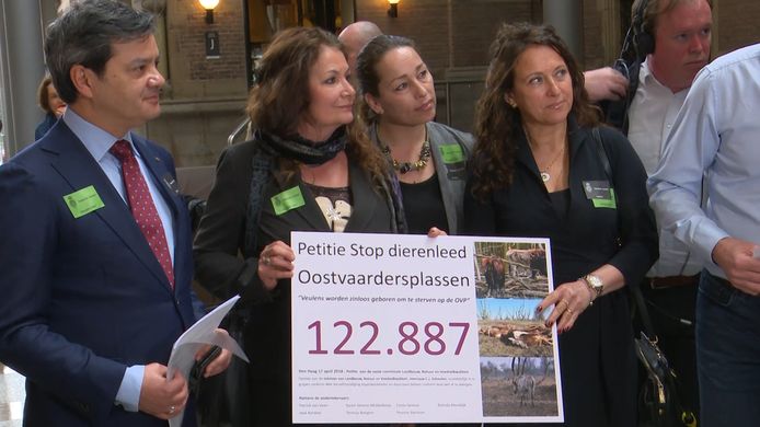 Belinda Meuldijk (tweede van links) was dinsdagmiddag aanwezig bij het overhandigen van een massaal getekende petitie aan de Tweede Kamer.