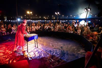Een man die zeven stoelen op zijn kin laat balanceren, je ziet het bij Circus in de Zorg: ‘Knap hè?’