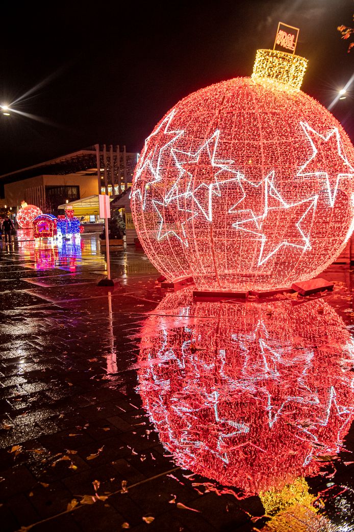 Eén van de twee gigantische kerstballen.