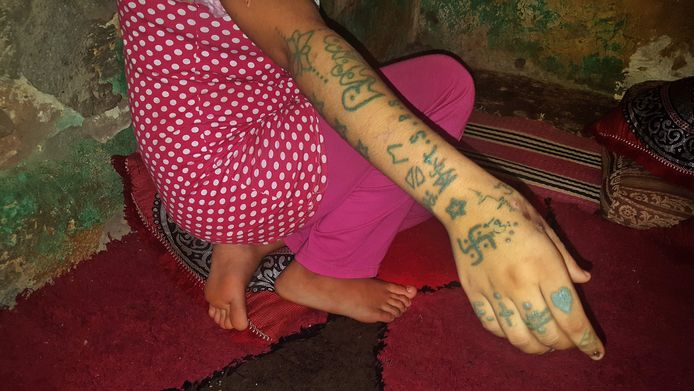 Op de armen van Khadija behalve vreemde tattoos ook verwondingen door uitgedrukte sigaretten.
