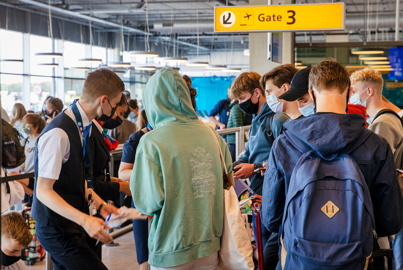 Reizigers worden gecontroleerd of ze de juiste papieren bij zich hebben op Eindhoven Airport.