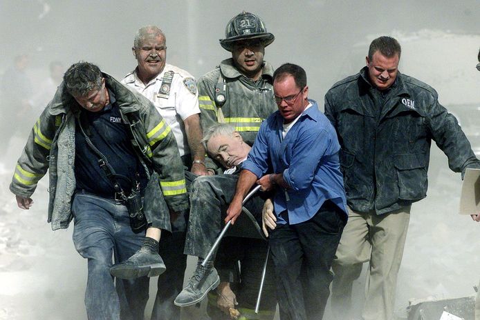 Hulpverleners dragen een man weg na de aanslagen in Manhattan.