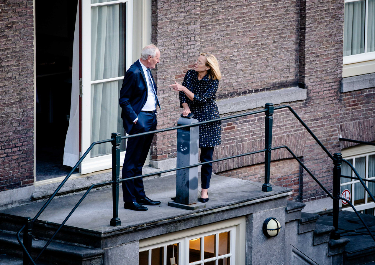 Informateur Johan Remkes en Sigrid Kaag (D66) in de tuin van Het Logement voor gesprekken over de kabinetsformatie.