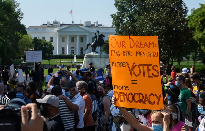 Duizenden mensen protesteren aan het Witte Huis in Washington tegen discriminatie bij het stemmen.