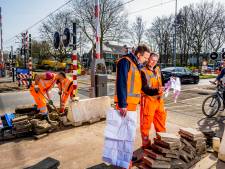 Metro-overgangen in Rotterdam aangepakt: zo wordt voorkomen dat mensen onder slagbomen kruipen