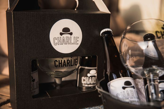 Superfan Kenny Van Hole maakt bier rond Charlie Chaplin.