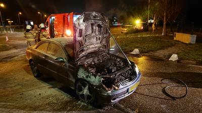 Mercedes vliegt spontaan in brand tijdens een ritje in Ede