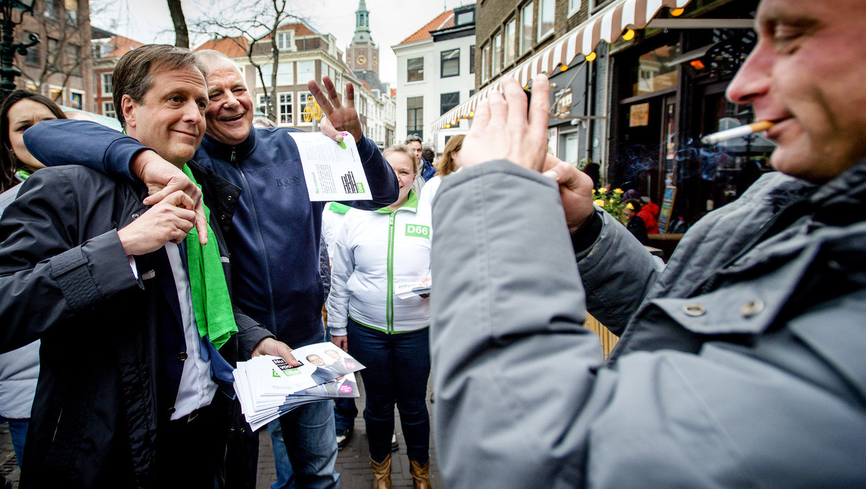 Alexander Pechtold tijdens de campagne in Den Haag in aanloop naar de Provinciale Statenverkiezingen. Nu D66 sterk groeit willen beiden kandidaten voor het voorzitterschap zich richten op verdere professionalisering van de partij. Beeld anp