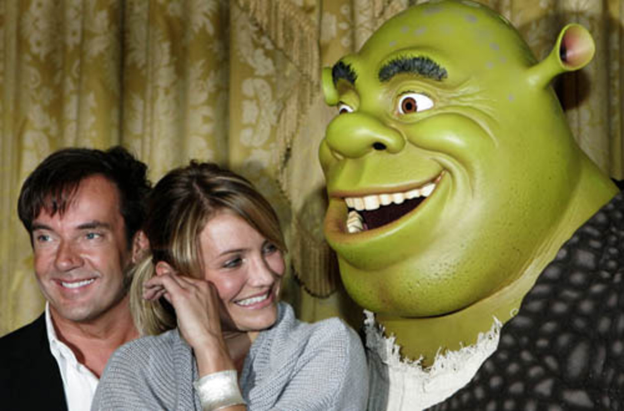 Gerard Joling en actrice Cameron Diaz samen met Shrek dinsdagochtend tijdens de persconferentie in Amsterdam van de animatiefilm Shrek the Third. Cameron Diaz heeft de stem ingesproken van Fiona, het vriendinnetje van Shrek. Joling heeft een stem voor de Nederlandse versie ingesproken. (ANP) Beeld ANP