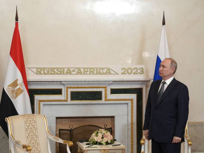 KIJK. Egyptische president laat ‘onwennige’ Poetin ongemakkelijk lang wachten