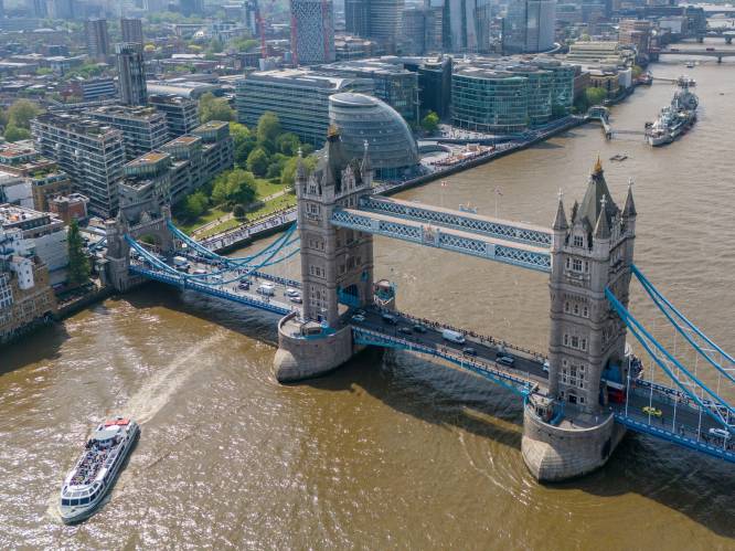 KIJK. Twee Oostenrijkse skydivers scheuren met rotvaart van 246 kilometer per uur door Tower Bridge in Londen