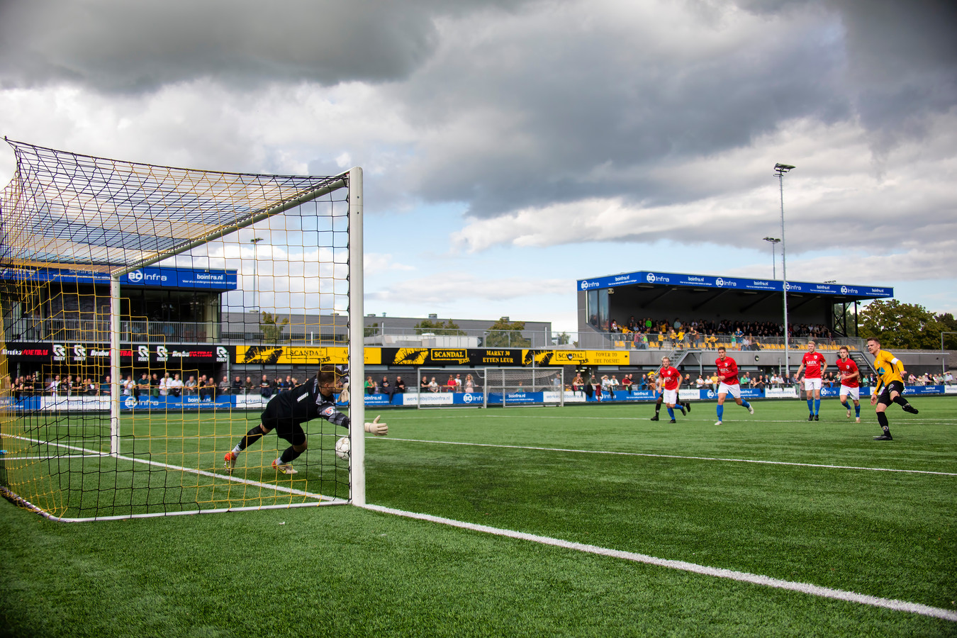 Unitas '30-aanvoerder Danny Lauwen brengt uit een strafschop de stand op 1-0.