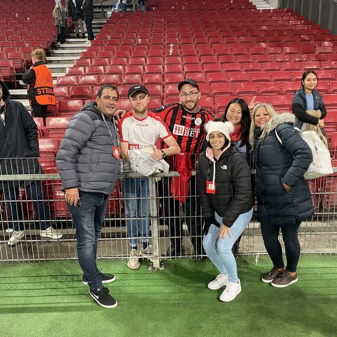 Gibraltar-fan Adrien Debargue (tweede van links) bij de wedstrijd van Lincoln Red Imps in Kopenhagen. Naast hem de enige andere aanwezige fan van het team.