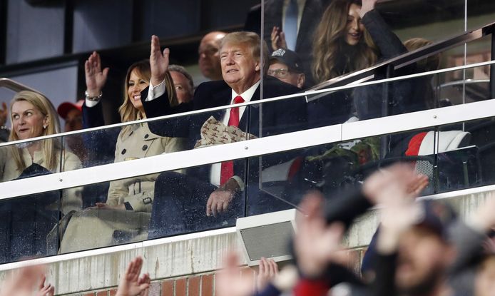 Donald J. Trump en zijn vrouw Melania moedigen de Braves aan met de zogenoemde 'Tomahawk Chop'.