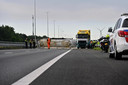 De A16 wordt bij knooppunt Galder geblokkeerd door een gekantelde vrachtwagen. Daardoor moet verkeer richting de Belgische grens omrijden.