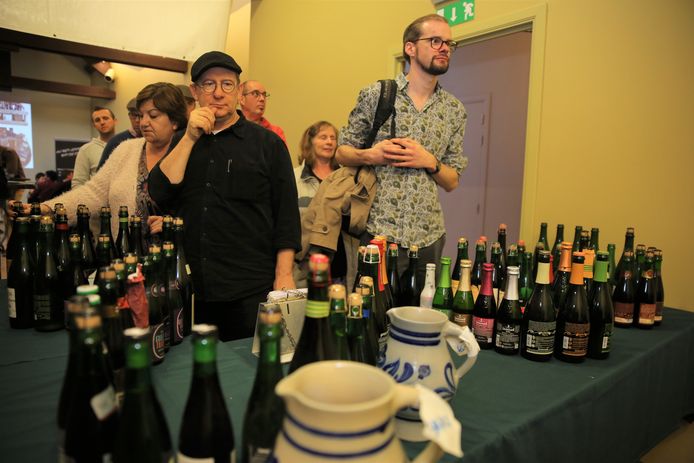 Kiezen was moeilijk tussen al die lambiekbieren die De Lambikstoempers serveerden tijdens de Dag van de Oude Geuze.