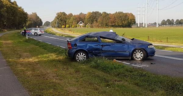 Auto slaat meermaals over de kop in Breedenbroek: bestuurder gewond