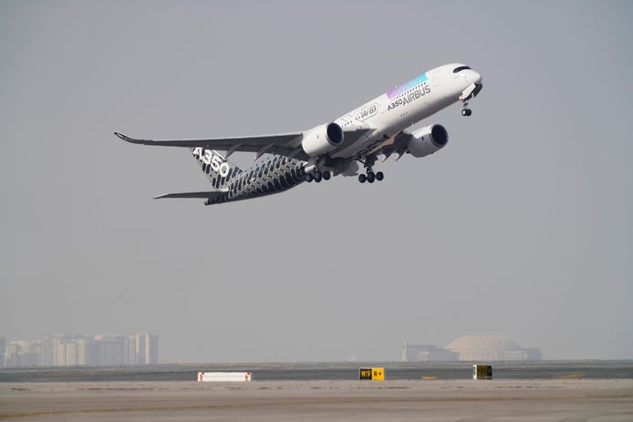 Een Airbus A350 stijgt op tijdens de luchtvaartshow in Dubai