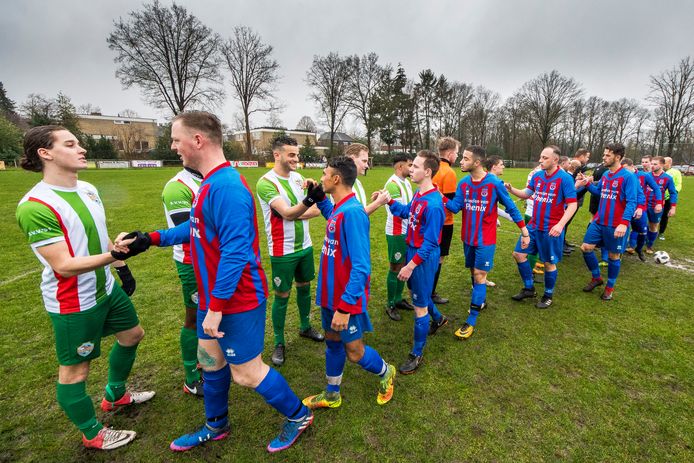 Een nieuwkomer op de zaterdag: het Enschedese Phenix (rood/blauw) heeft afscheid genomen van het zondagvoetbal en speelt komend seizoen in de vierde klasse G tegen veel stadsgenoten.
