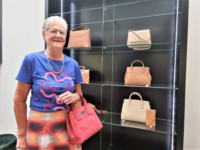 Oefening kwaliteit Soldaat Hilda (80) verkoopt al zestig jaar lederwaren in Halle: “Een handtas is  belangrijk voor een vrouw. Die mag dus ook wat geld kosten” | Halle | hln.be
