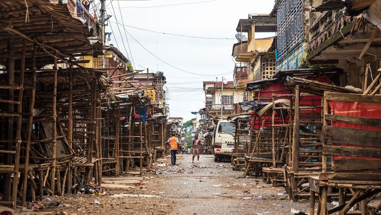 Lege straten in Freetown, Sierra Leone tijdens een driedaags straatverbod om de verspreiding van Ebola te voorkomen. Beeld ap