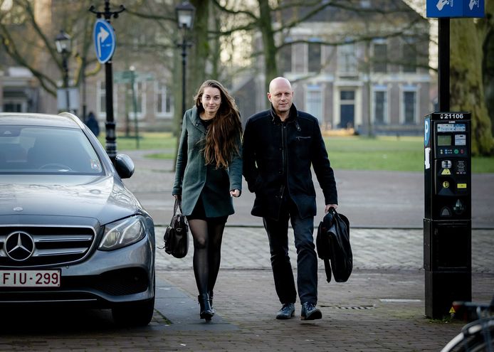 Advocaat Robert Snorn kwam vanochtend al vroeg aan bij de rechtbank. Hij staat vader Gerrit Jan van D. bij.