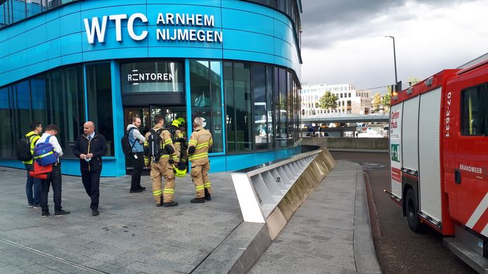 De brandweer bij het WTC in het centrum van Arnhem, dat vanmiddag werd ontruimd na alarm over 'een brandlucht'.