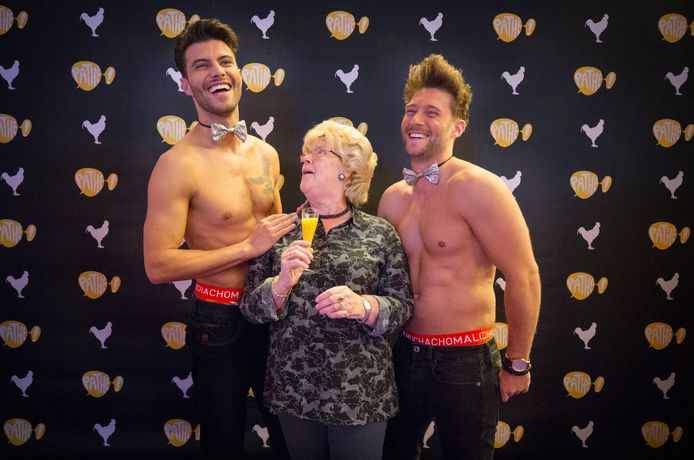 Bezoekers van de film Onze Jongens kunnen op de foto met twee sexy mannen op Ladies Night in Pathé.