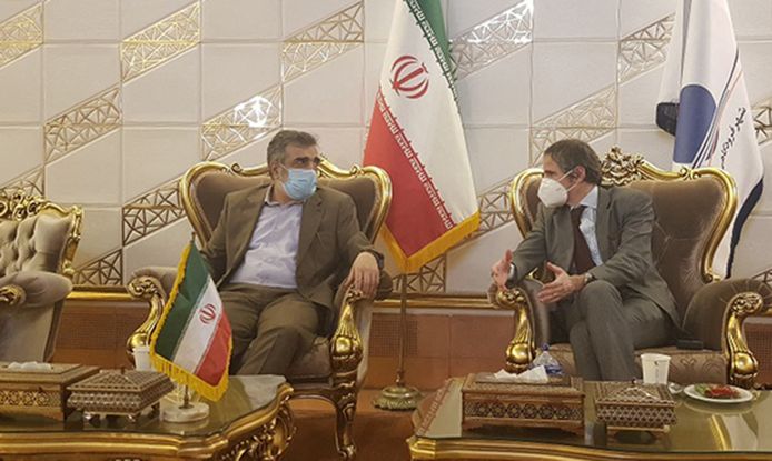 Behrouz Kamalvandi (links), woordvoerder van de Iraanse atoomenergieorganisatie in gesprek met Rafael Grossi (rechts), de topman van het Internationaal Atoomenergieagentschap IAEA op de luchthaven van Teheran.