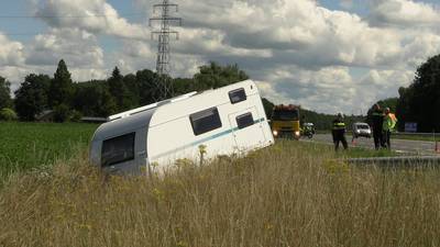 Caravan slaat dag nadat hij een nieuwe eigenaar heeft op hol op de A18 bij Wehl
