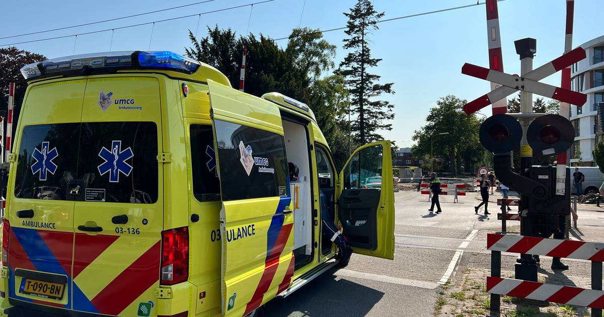 Scooterrijder overlijdt na aanrijding met trein Emmen.