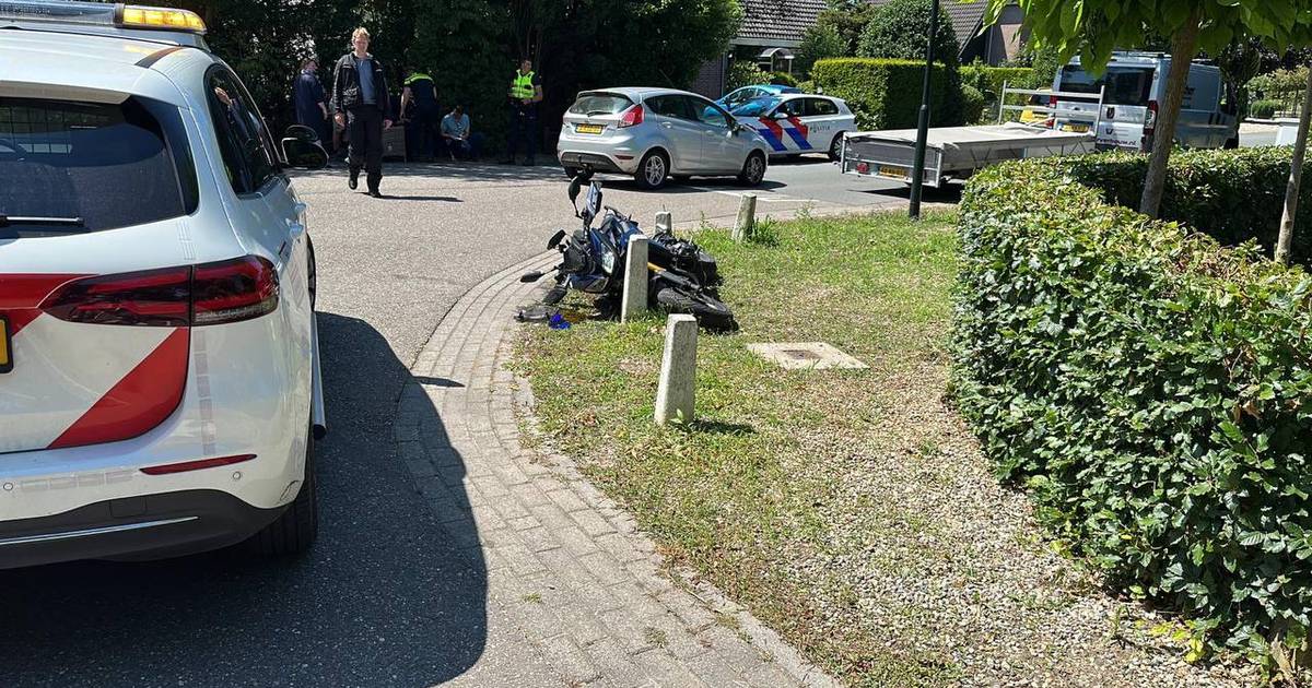 Motorrijder onderuit na botsing met bestelbus in Ugchelen.