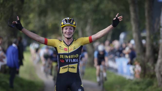 Marianne Vos pakt ook Nederlandse titel op gravel, Lucinda Brand loopt breuk in hand op