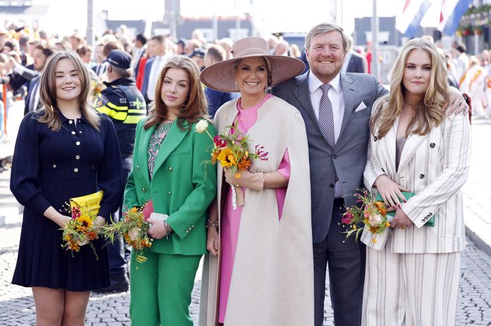 Kleuren van de koninklijke garderobe dankbaarheid vrede uitstralen | Koningsdag 2022 AD.nl
