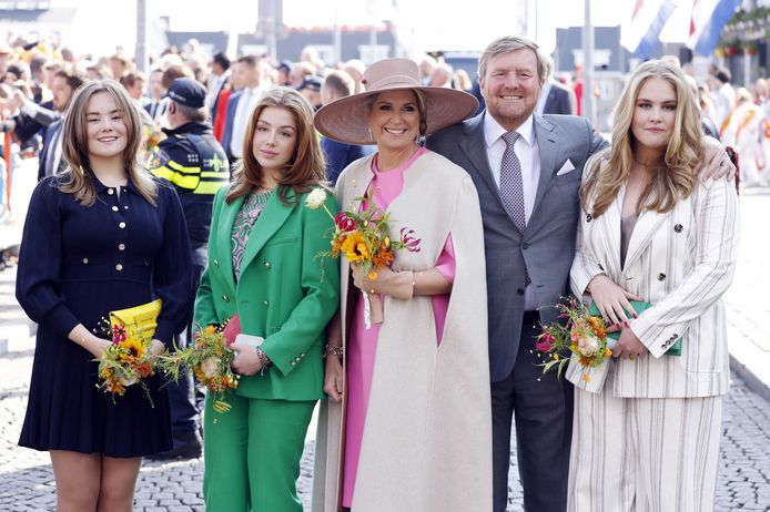 Kleuren van de koninklijke garderobe moeten dankbaarheid en vrede