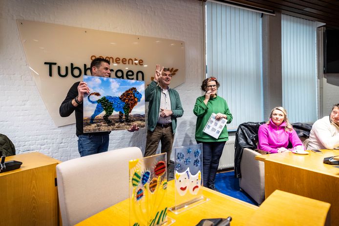 Naast de winnende ontwerpen van de basisschoolleerlingen werd tevens het scholenproject van Glasrijk 2022 onthuld. Links Marcel Asbreuk van Combiglas, Glasrijk vrijwilliger René Oude Alink (midden) en glaskunstenares Evelien Limbeek.