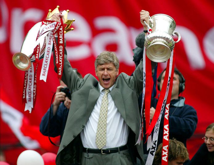Mei 2002: Wenger heft triomfantelijk de FA Cup  én de kampioenstrofee de hoogte in.