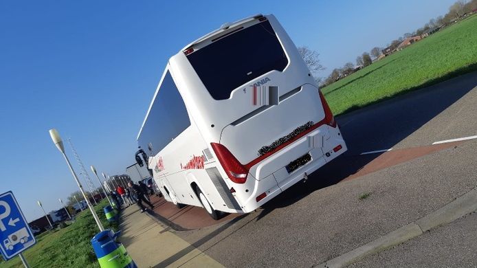Een touringcar die de politie gebruikt voor controles.