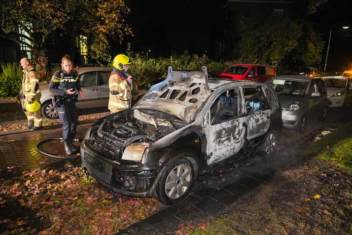 De uitgebrande auto in Arnhem-Zuid