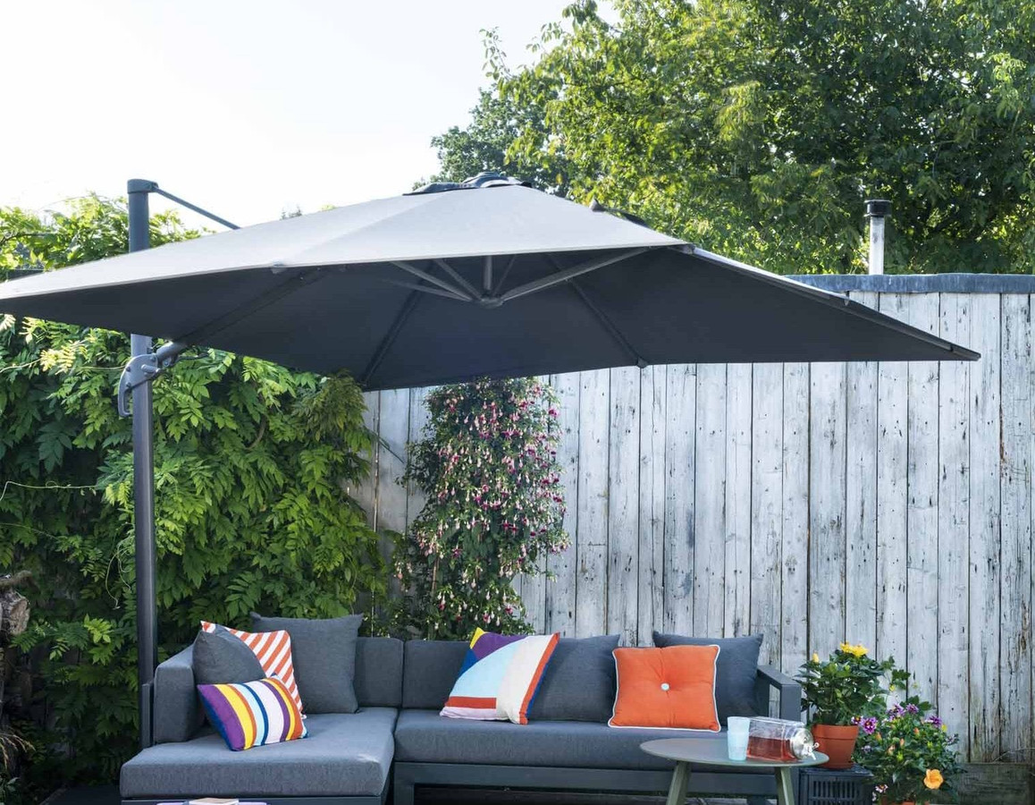 Bijdrage engel Onderzoek Schaduw in de tuin met deze stijlvolle parasols en doeken | Foto | AD.nl