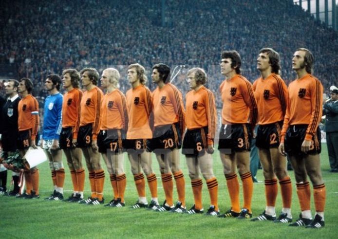 Oranje in 1974. Arie Haan is de derde Oranje-speler van links.