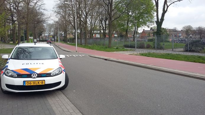 Een politiewagen staat aan de Bovenbuurtweg in Ede waar dinsdagavond een forse vechtpartij plaatshad.