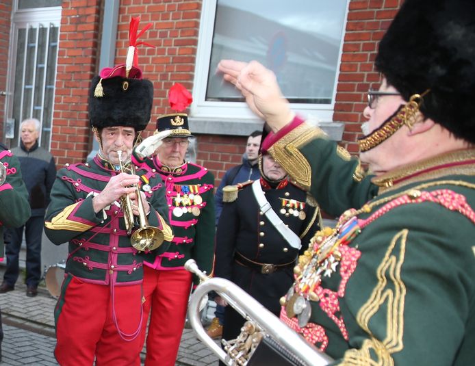 Roger Vandroogenbroeck tijdens het vertrek van de Sint-Veroonmars enkele jaren geleden. Hij speelde als ruiter van de Koninklijke Cavalerie van Lembeek ook muziek in de mars.