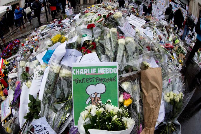Op 7 januari 2015 werden bij de aanslag op Charlie Hebdo twaalf mensen gedood. Er werden elf medewerkers van het magazine omgebracht, onder wie vijf tekenaars. Voorts werd nog een politieagent doodschoten
