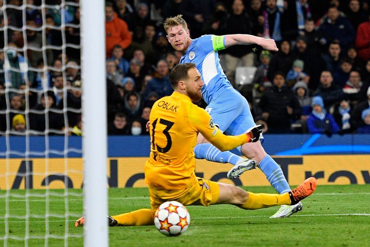 Manchester City-middenvelder Kevin De Bruyne vloert Atlético-doelman Jan Oblak, dinsdagavond in de Champions League. Beeld AFP