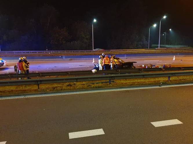 Man (24) doodgereden op pechstrook E40 in Brugge: z’n vrouw en kind ontsnappen aan de dood