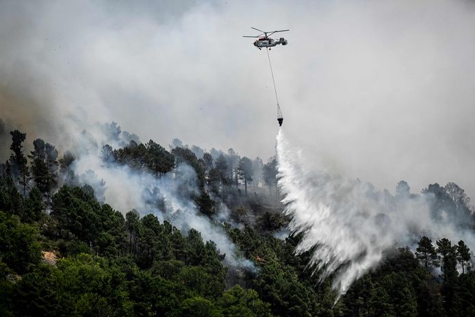 Een helikopter blust een brand nabij Manteigas in het natuurpark Serra da Estrela in Portugal. Beeld gemaakt op 10 augustus.