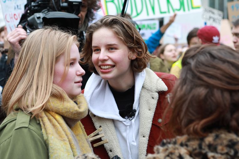 Kyra Gantois en Anuna De Wever tijdens een klimaatmars. Beeld BELGA
