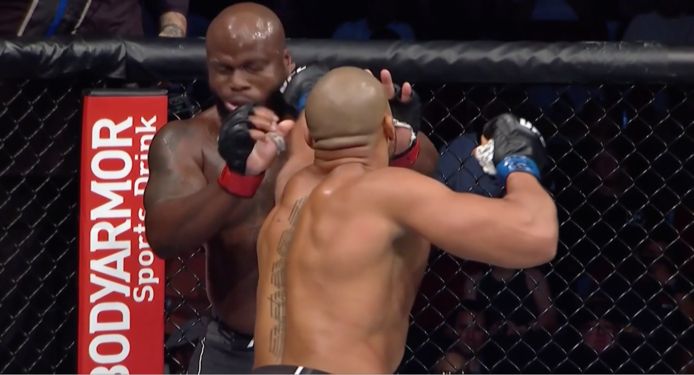 Cyril Gane (rechts) raakt Derrick Lewis met een linkerstoot
