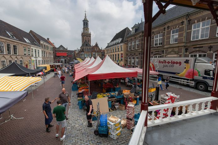 Marktkooplui op de Nieuwe Markt in Kampen hoeven over vorig jaar en over dit jaar geen marktgelden aan de gemeente te betalen als compensatie voor hun verlies tijdens de coronaperiode.